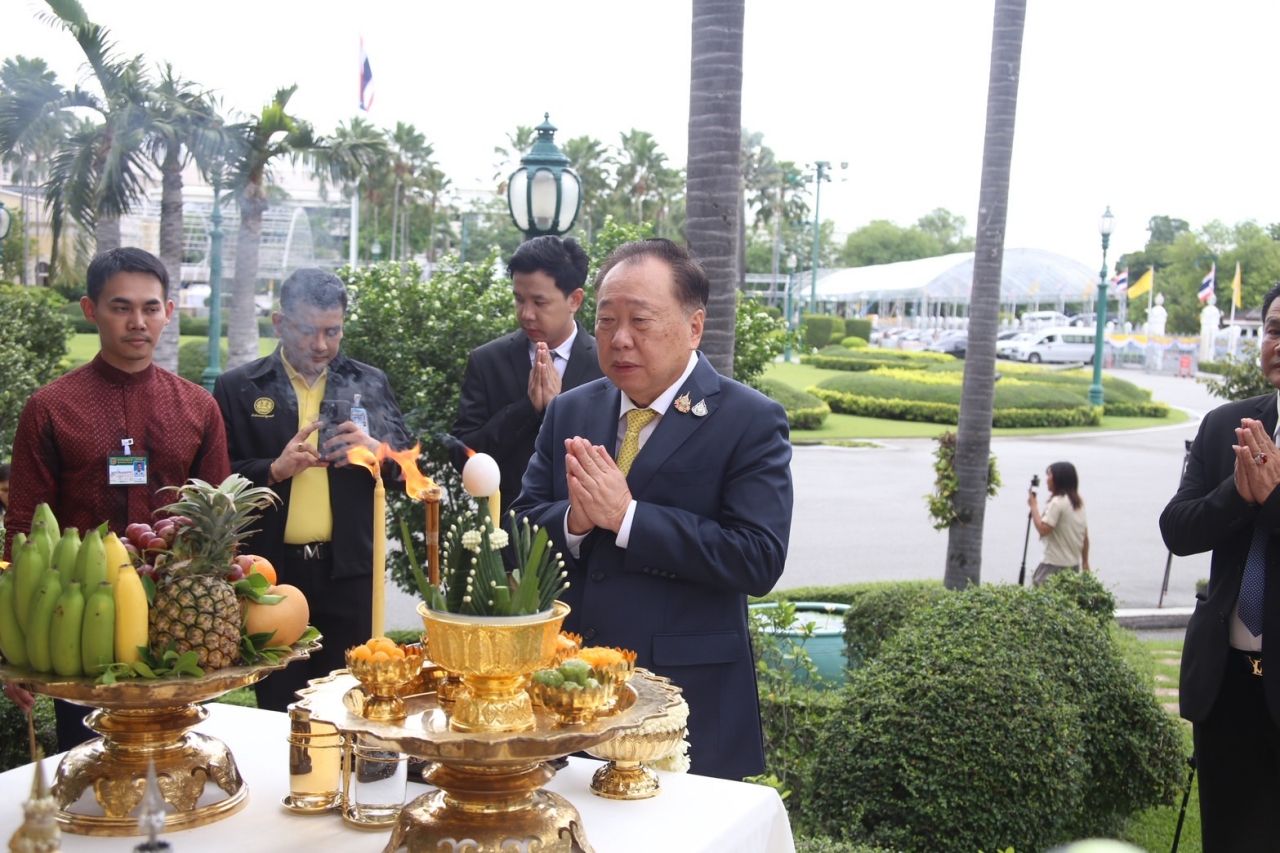 “苏阿查”礼拜多府神祈并计划辞去议员职务，为进一步名单中的继任者铺路