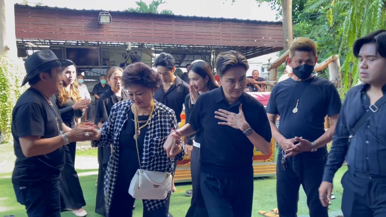 亲友与粉丝心痛 齐聚“威·维瑞达”追悼会 她将永远是大家心中的女主角