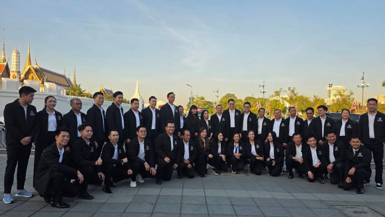 民主党三位总理候选人亮相 “阿披实 - 冈 - 卡蒂”