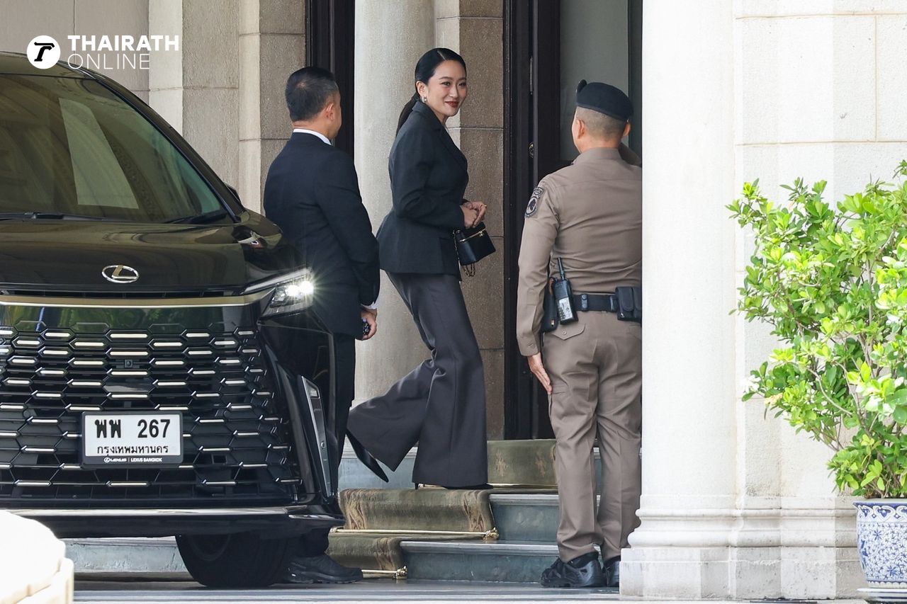 “佩通塔” 微笑着向媒体打招呼，进入政府大楼聆听宪法法院裁决结果