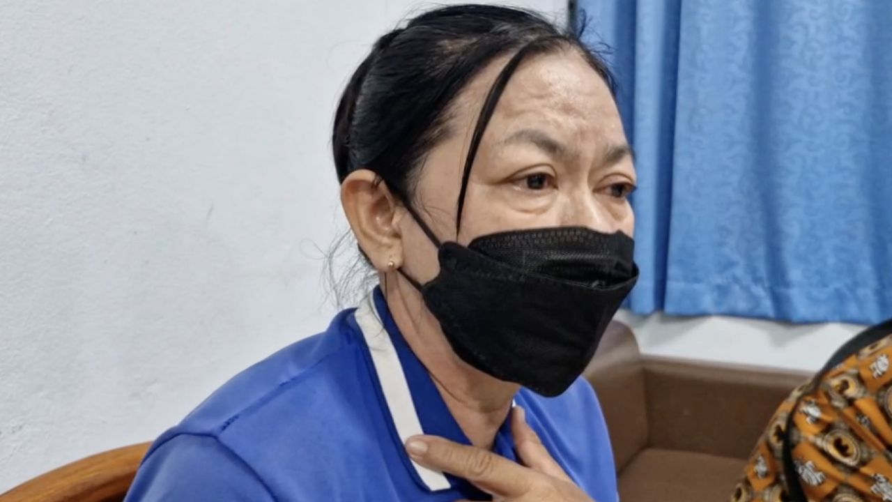 警方加紧追捕嫌疑人，单独持刀抢金店劫持“顾客”为人质