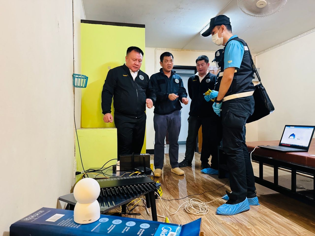 副局长被骗,诈骗团伙电话行骗后在暖武里公寓内查获SIM卡盒