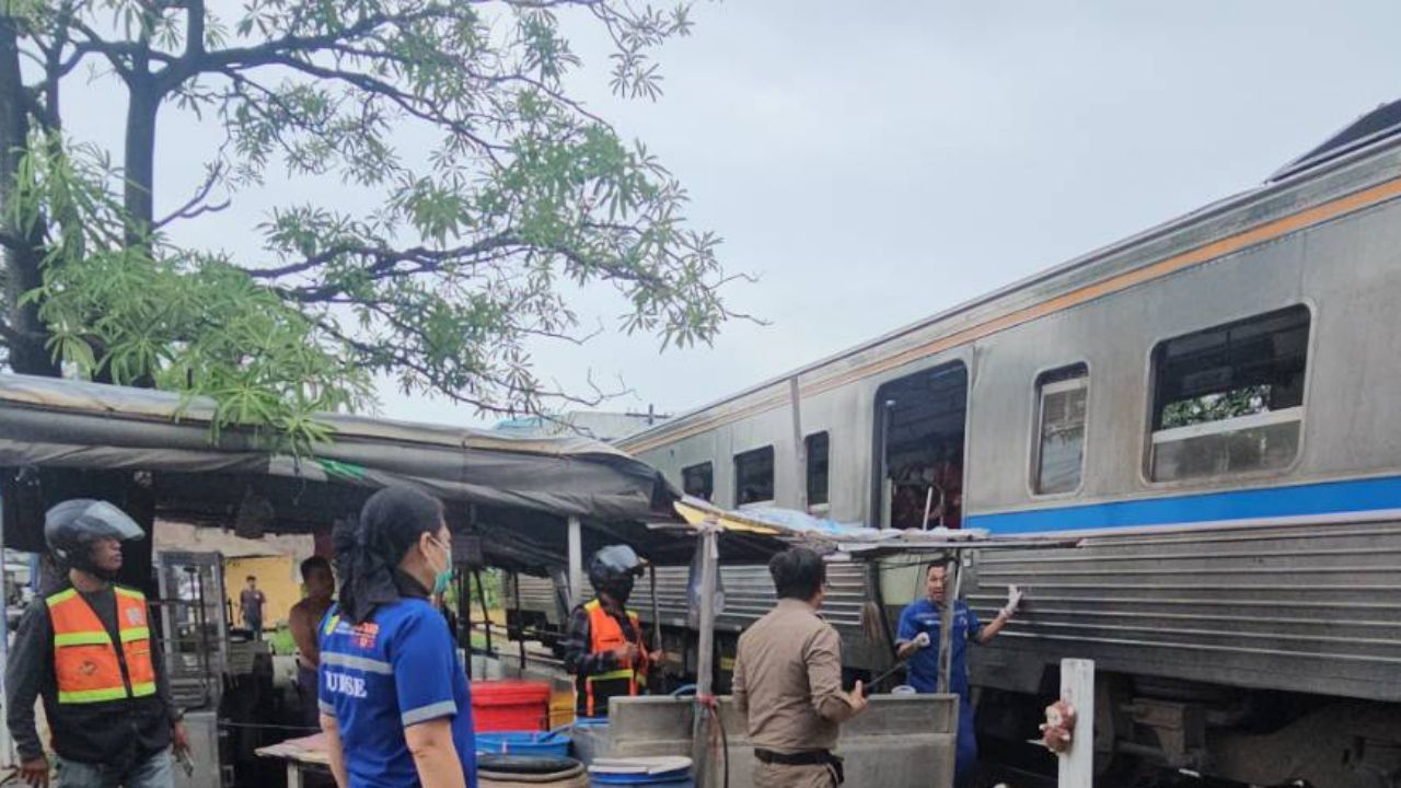 悲剧：皮卡车穿越铁路，女孩因惊慌跳车被火车碾死