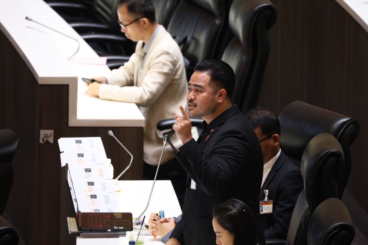 “议员萨哈瓦特”指责社保：用资金做日历、买豪车、买大楼，再过20年不倒闭才怪