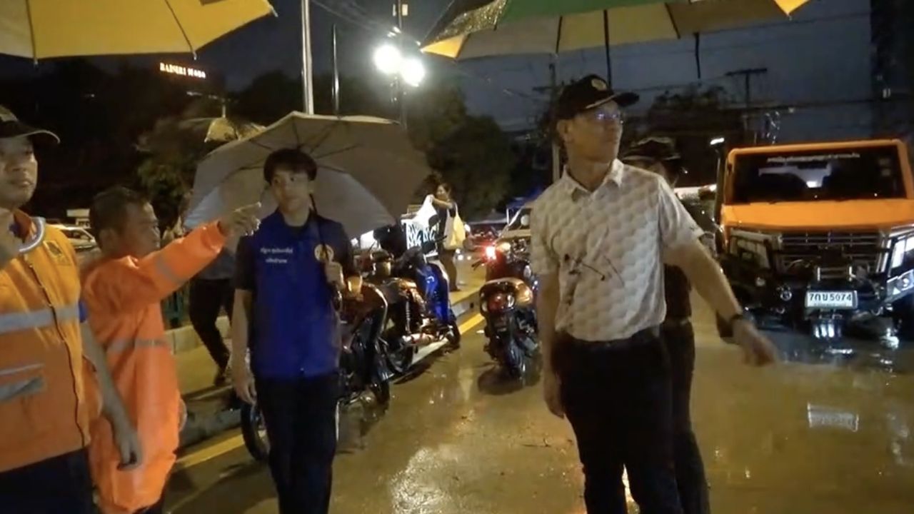 清迈遭遇超过两小时的暴雨，素帖山的山洪泛滥淹没了“昌谦社区”深夜