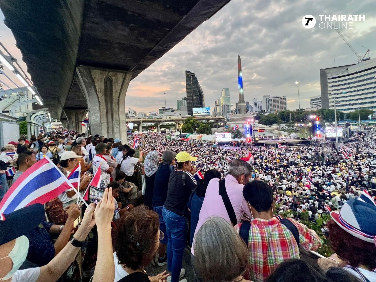 8月2日在胜利纪念碑的集会：傍晚热闹，越来越多人加入