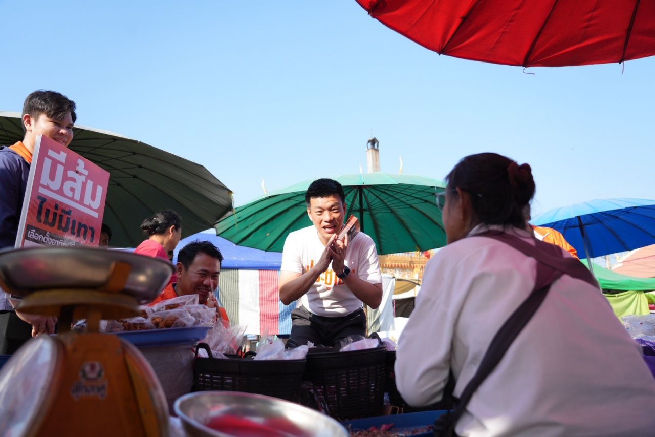 “腾” 赞同年度事件：举手投票“阿努廷”担任总理 时与摊贩亲切互动