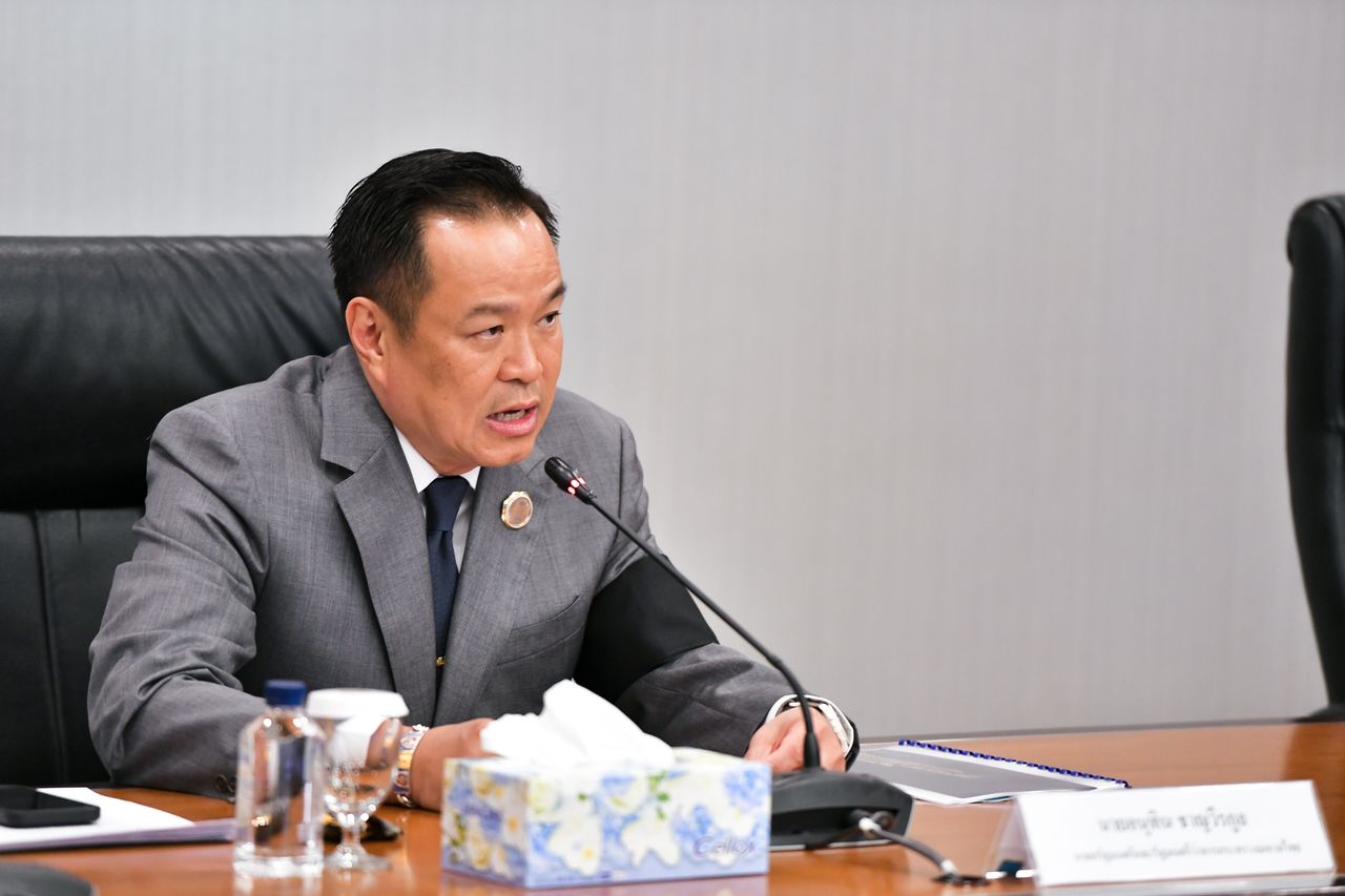 总理批评政府部门互相推诿，涉及起重机倒塌事件，坚称并非找茬，要求铁路局取消合同另寻承包商