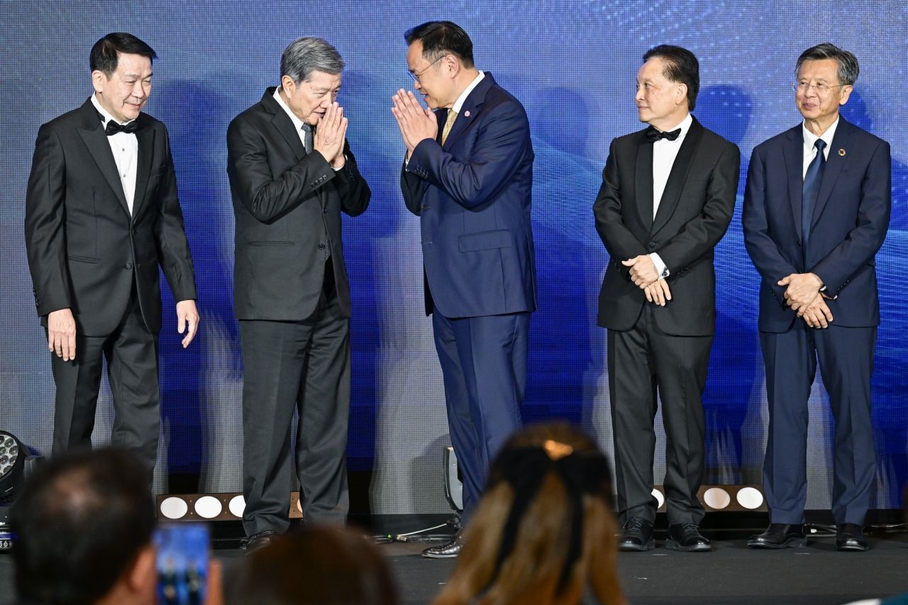 总理祝贺两位获得 2568 年度玛希敦大学奖的得主，赞扬他们的奉献精神