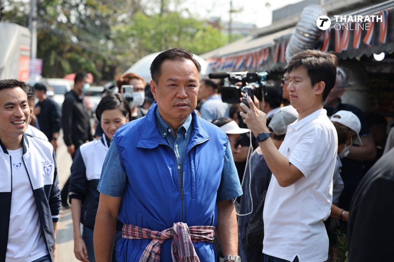 “阿努廷”携手“西哈萨”在孔隆达马延市场拉票，“佩克”前来助阵，人气不输父亲