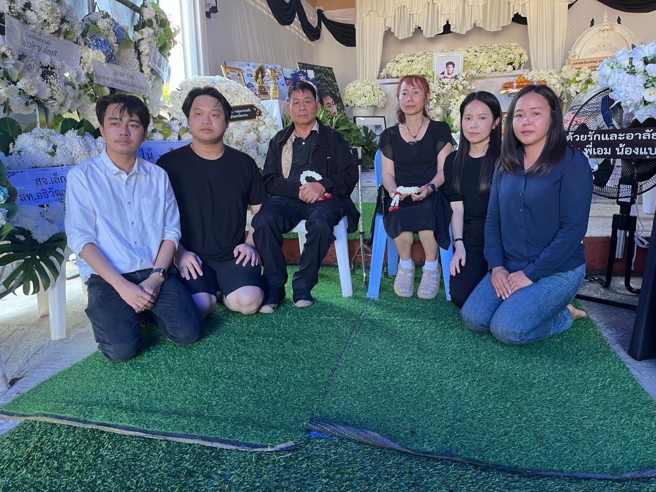 悲伤的气氛,“纳特瓦特·蓬朗卡”家族准备将遗体送交当局调查