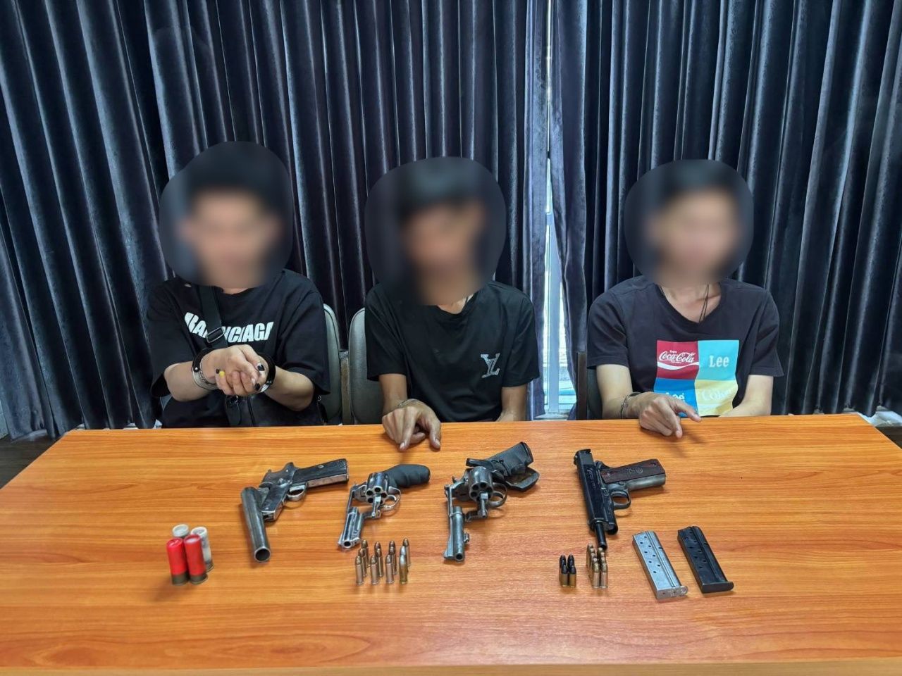 高速公路警察逮捕3名携带非法枪支的年轻人，自称刚刚在罗勇府抢劫大麻仓库