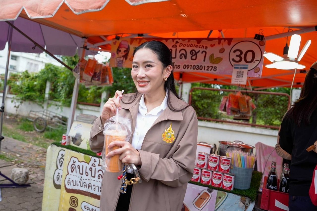 “小英”购买烤鸡和泰式奶茶招待驻地官兵，并未回应有关西哈努克港的质询