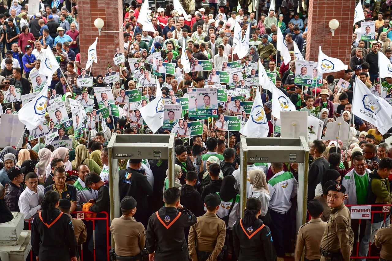 首日提交议会席位候选人名单的52个政党，共1,502名候选人，34个政党共提名73位总理候选人