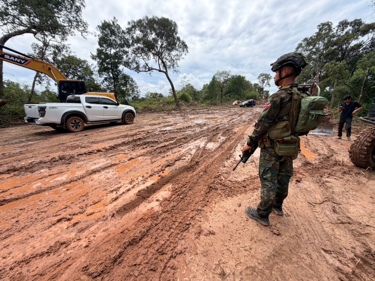 解除路边炸弹 建设通往“三栋房子”的安全道路，预计20天完成