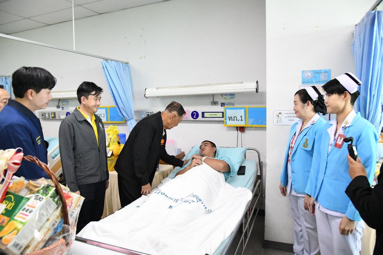 议会议长带领团队探访受伤士兵并接受医疗用品和必需品