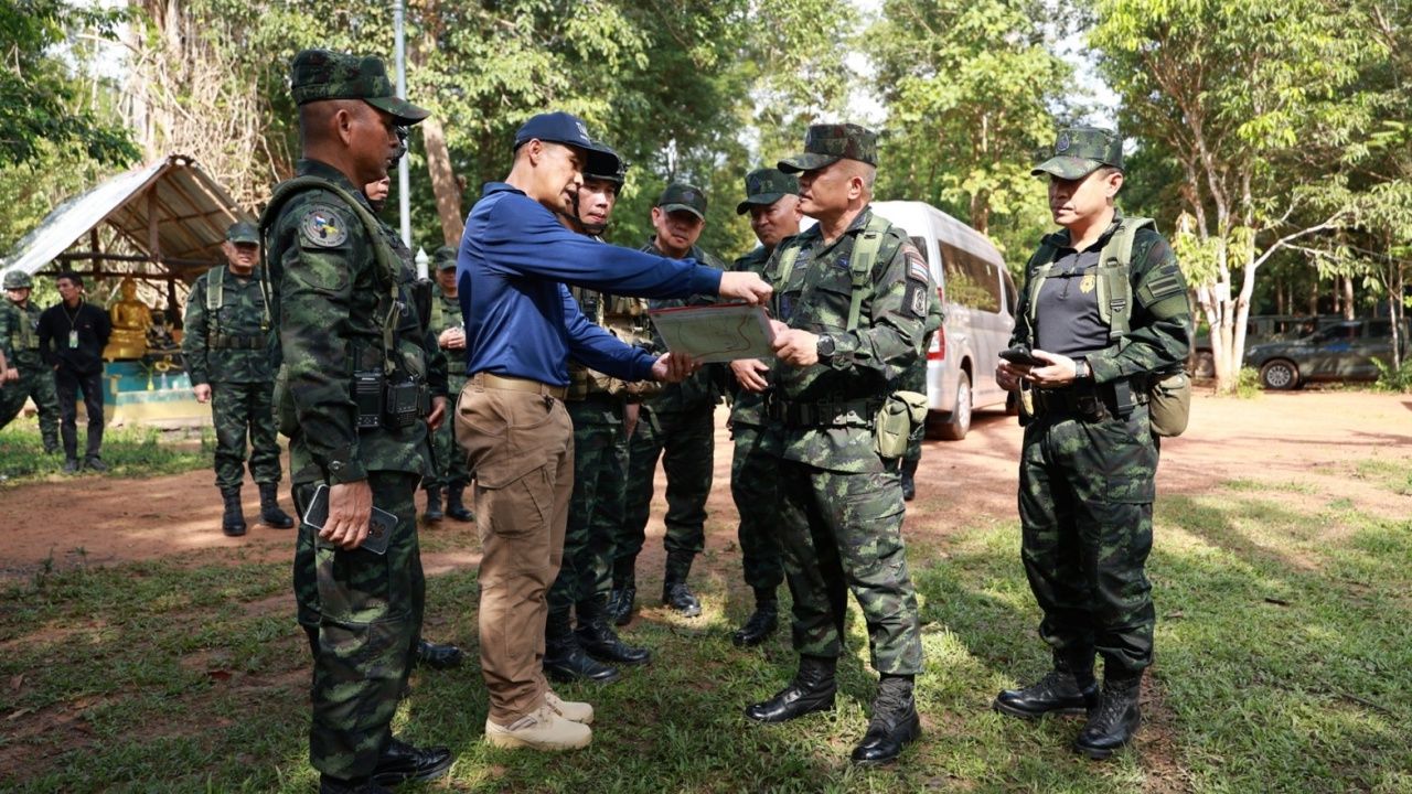 第二区司令官访问素林府地区 监督地雷清理任务