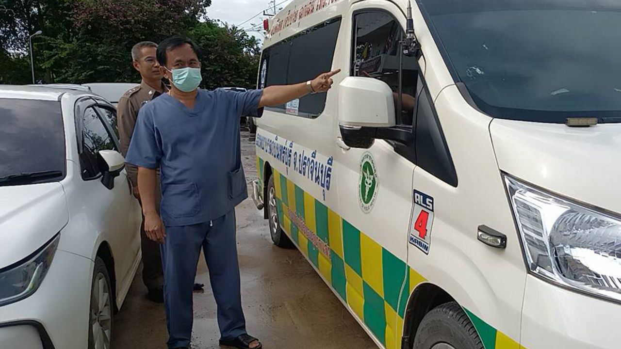 多名医务人员指控男子扔“铁钉”袋袭击救护车