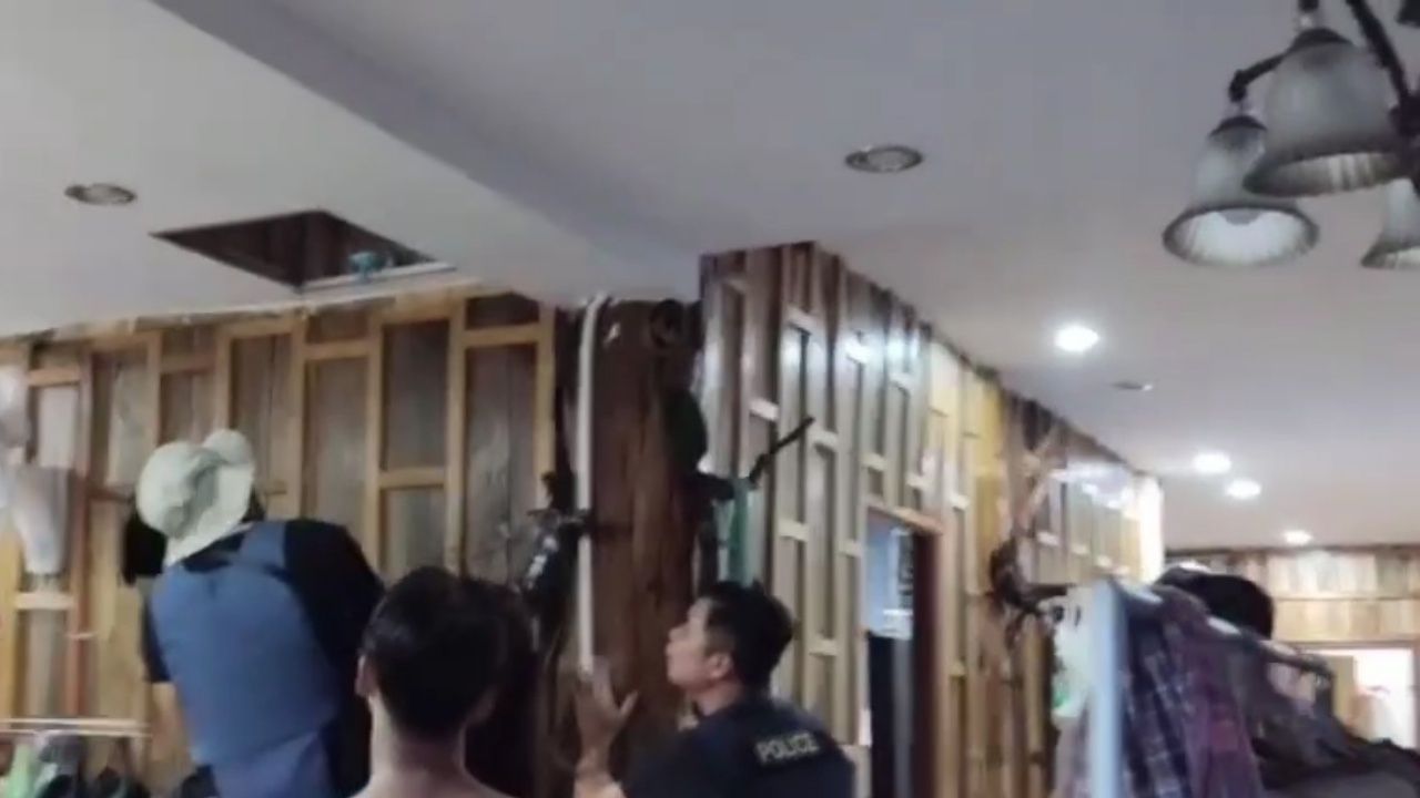 长时间劝说后，毒品案嫌疑人逃避逮捕，爬上家中天花板躲藏