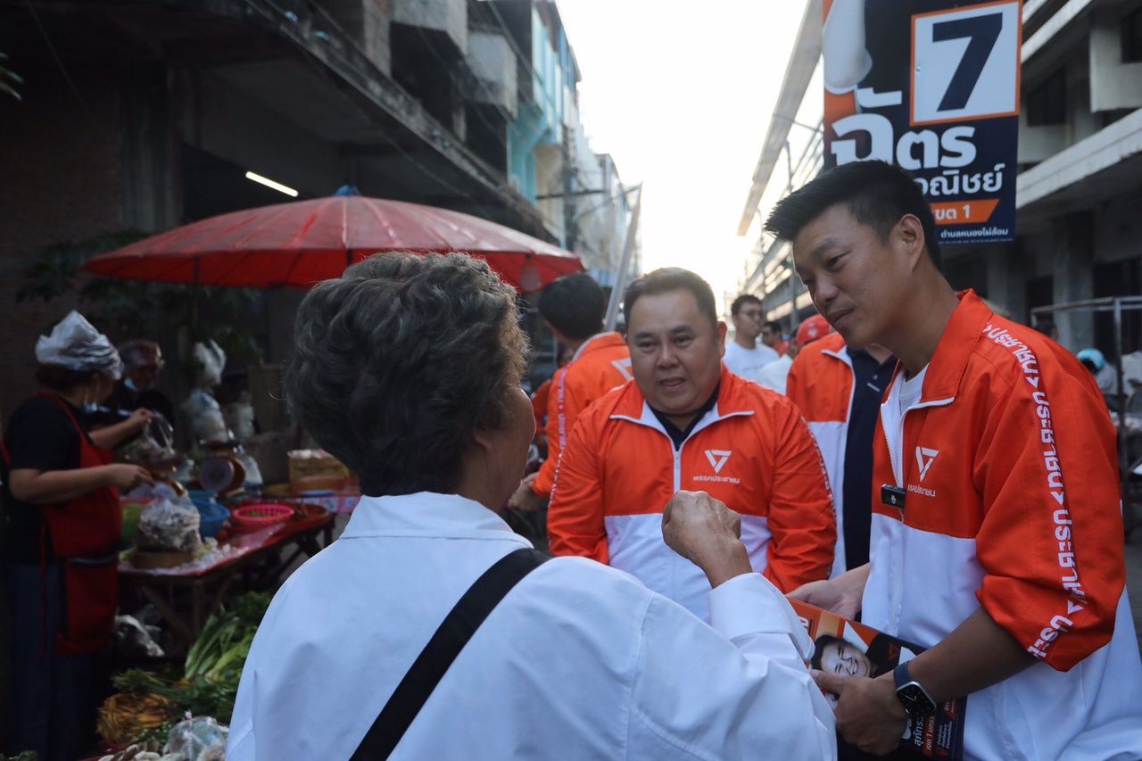 “纳塔蓬” 清晨乘车队在呵叻拜票,恳请维持原区并扩展新区