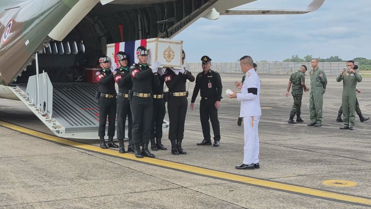 妹妹亲吻“英雄士兵”灵柩,承诺“我要带你回家”