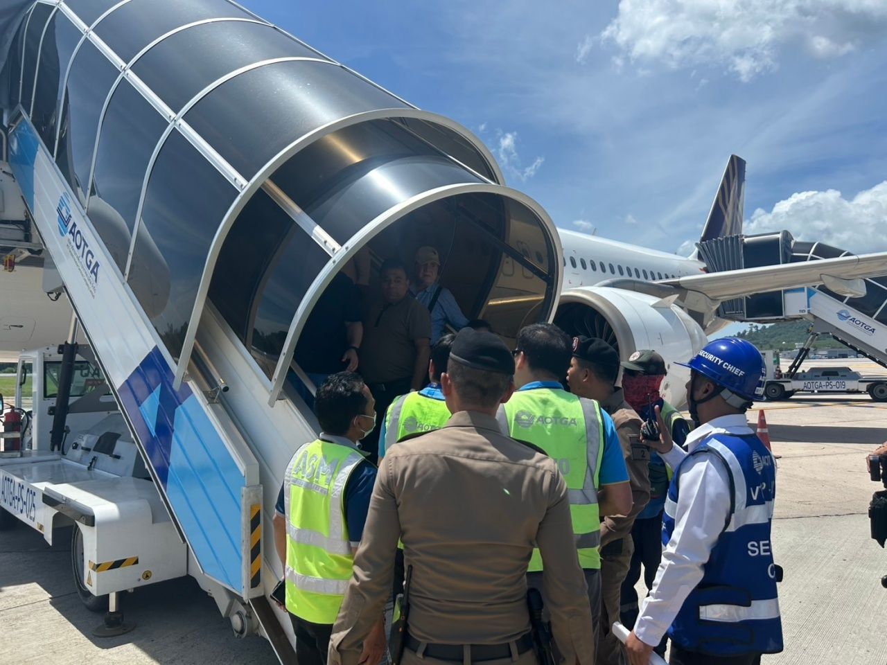 普吉机场主任透露在印度航空飞机厕所发现炸弹威胁信息