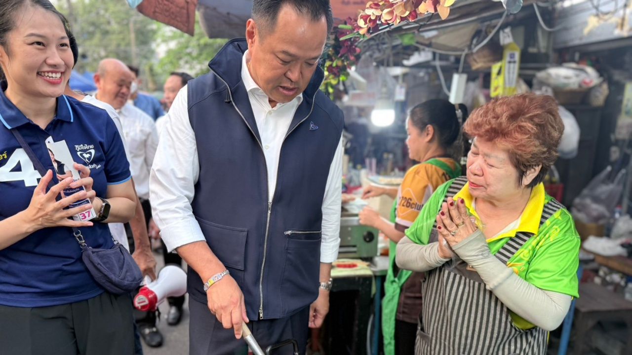 总理有信心再次夺取首都地位,拜访斗鸡村后,居民热情支持