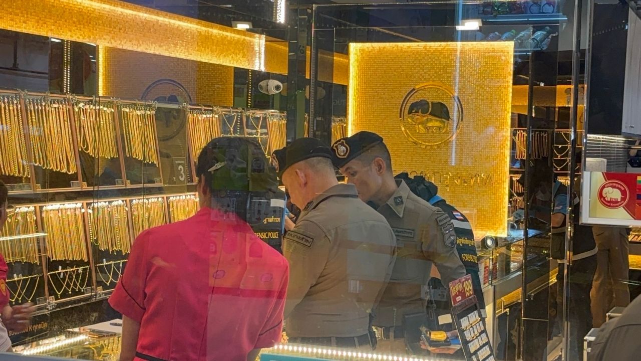 嫌疑犯抢劫金店，使用乒乓弹开道，逃走时携带24铢重的金子