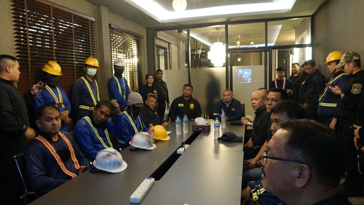 警方伪装成建筑工地工人,在娜娜-阿索克地区抓获尼日利亚“可卡因”贩卖团伙