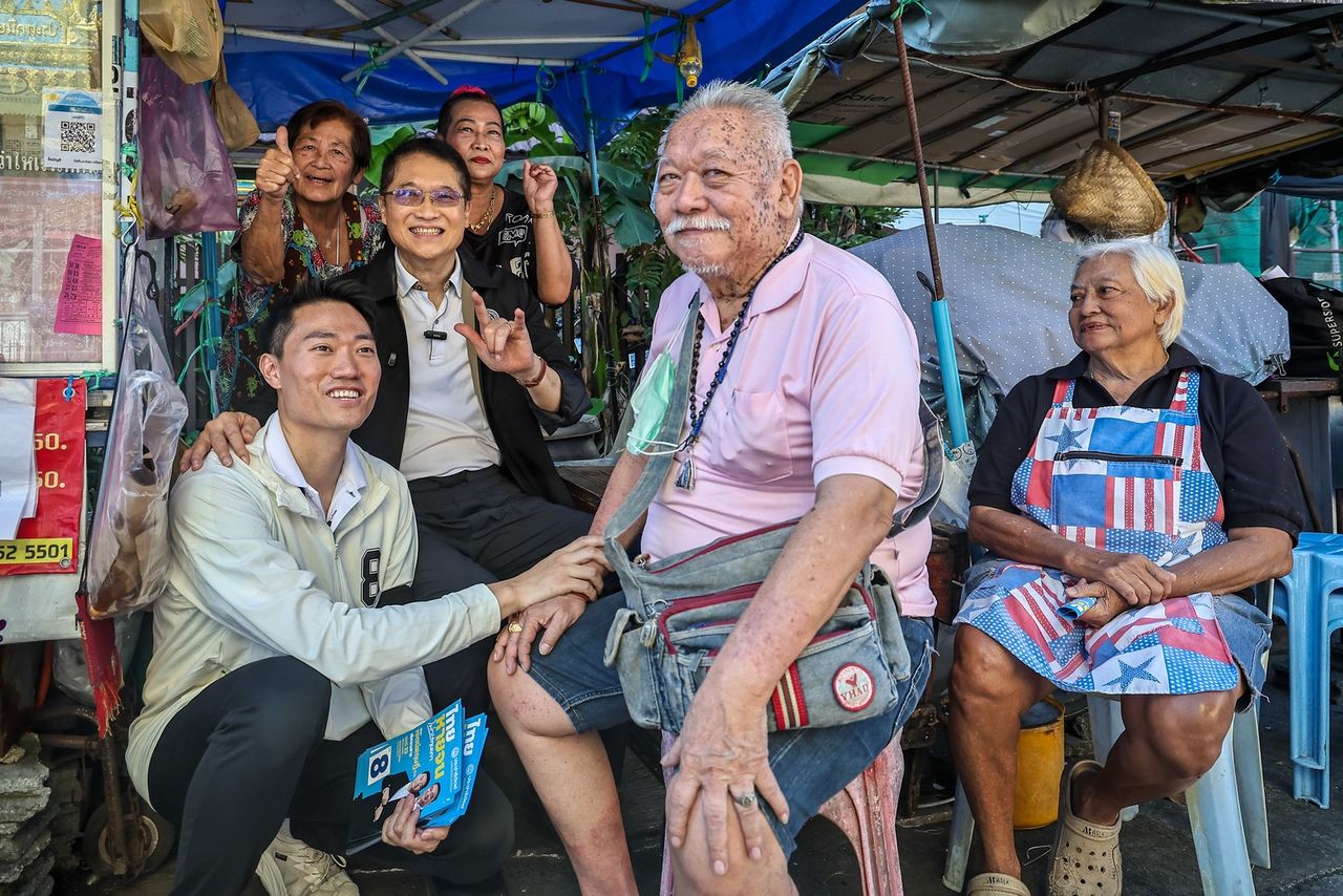 “翁阿差” 在曼谷展开竞选活动 向居民承诺这次一定选择民主党