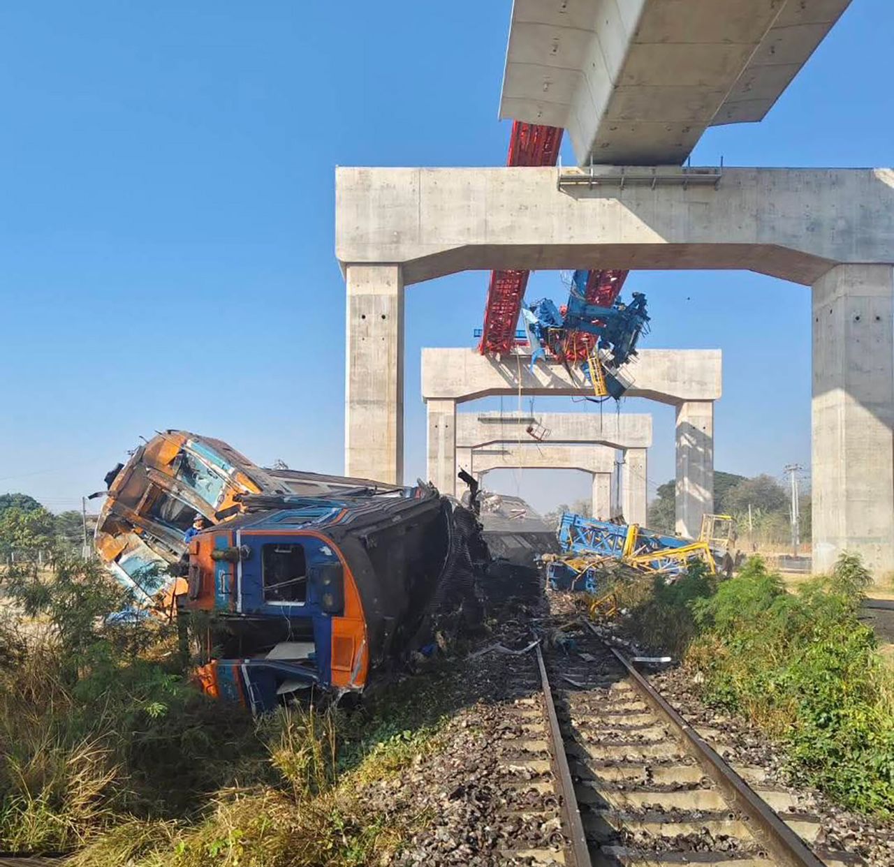 交通部紧急调查施工起重机坠落砸毁火车导致多人死伤
