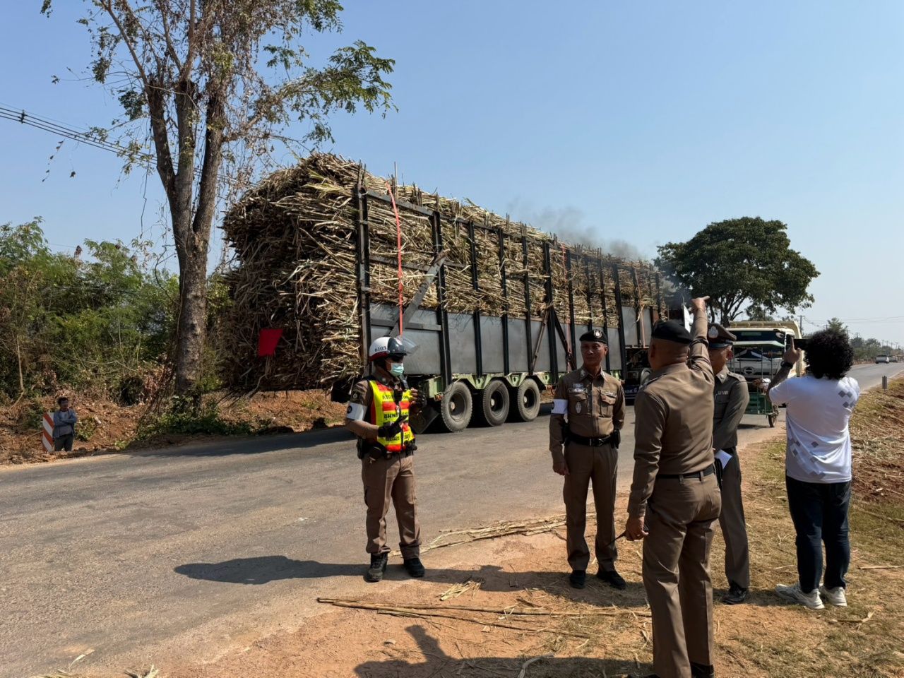 22轮拖车甘蔗掉落砸中皮卡,导致失控撞上10轮车,年轻教师不幸身亡
