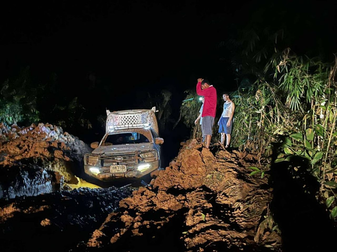 任务穿越泥泞道路 白衣天使与村民合力送重症婴儿到医生手中