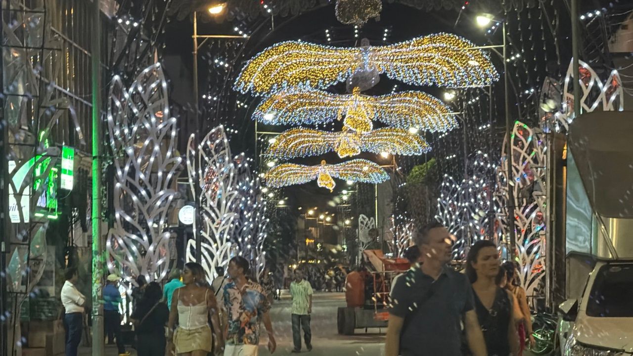 调整后的清迈市政厅“惊蛰灯”准备舞台和灯棚