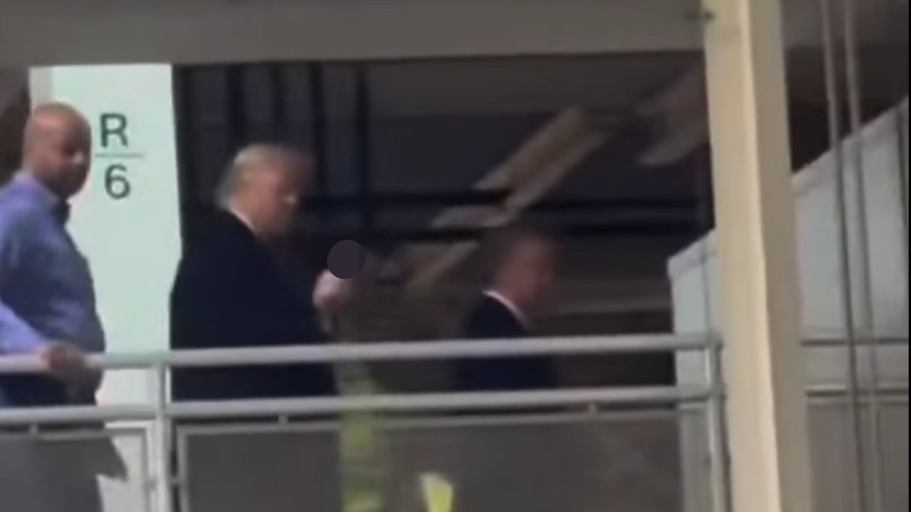 特朗普失控竖中指回应辱骂者 在福特工厂访问期间