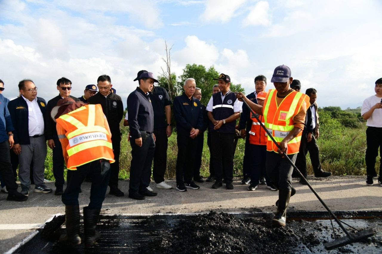 “พิพัฒน์” 命令交通部加紧勘查并计划修复道路,为新一轮降雨做准备,称赞帕塔尼迅速恢复