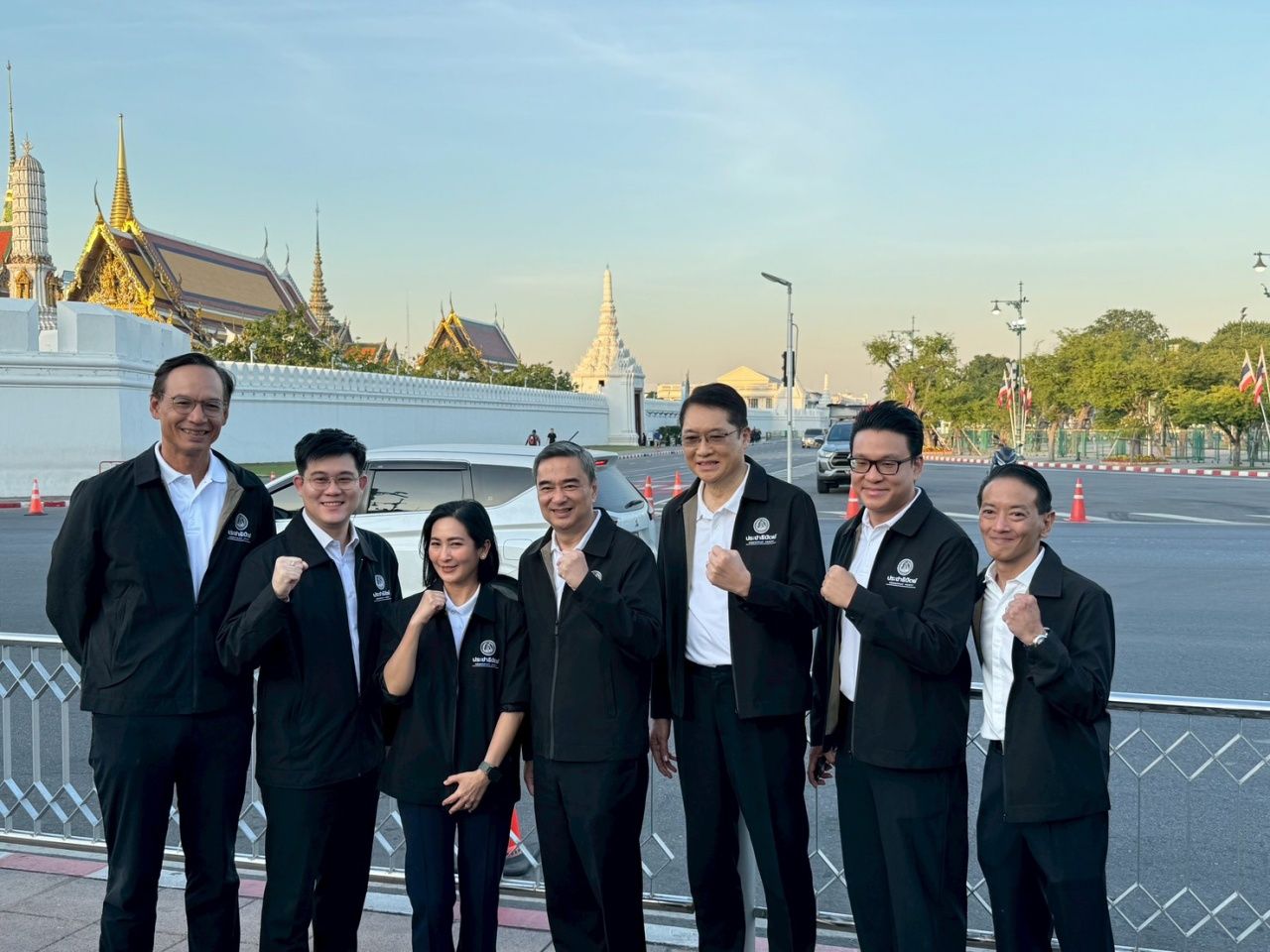 民主党三位总理候选人亮相 “阿披实 - 冈 - 卡蒂”