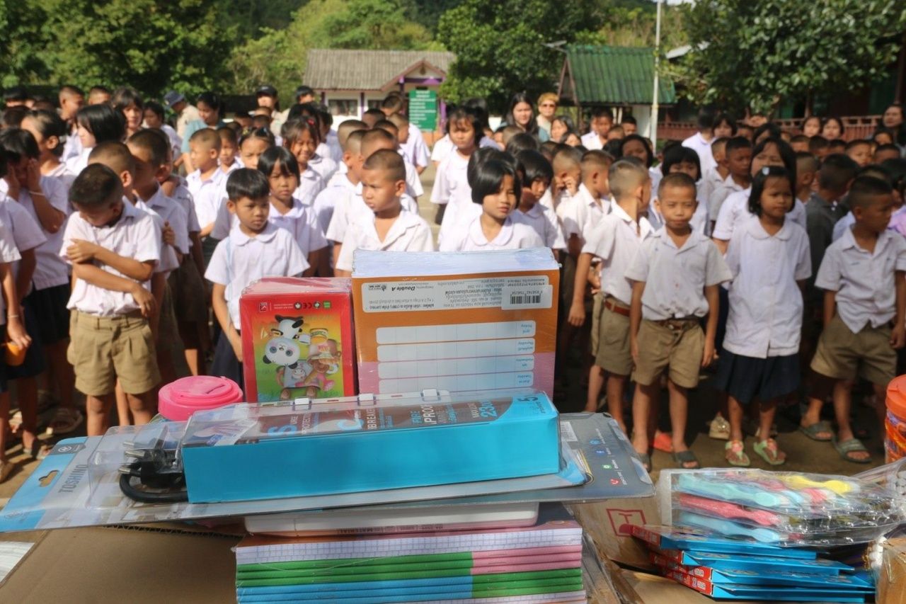 提供奖学金和学习用品给边界巡逻警察学校