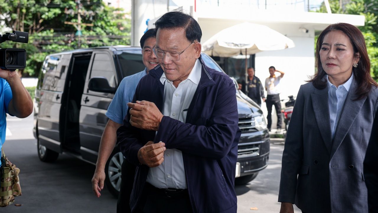“桑提”访问“泰国自豪党” 向媒体微笑致意 未回应关于总理案件的问题