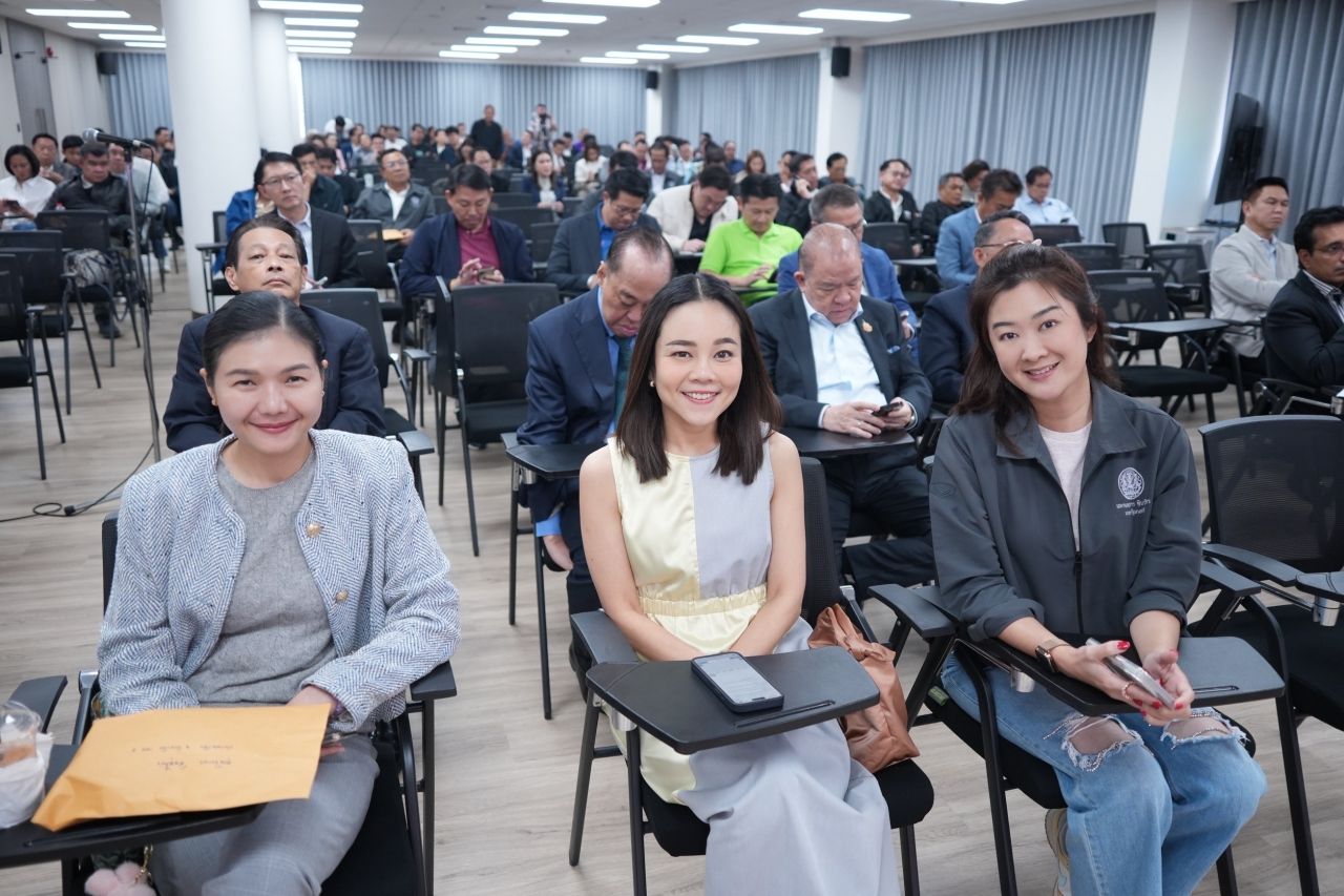 “你问女朋友帕查曼”加入为泰党，对议员说“加油哦”，成员欢呼“西那瓦”继续奋斗