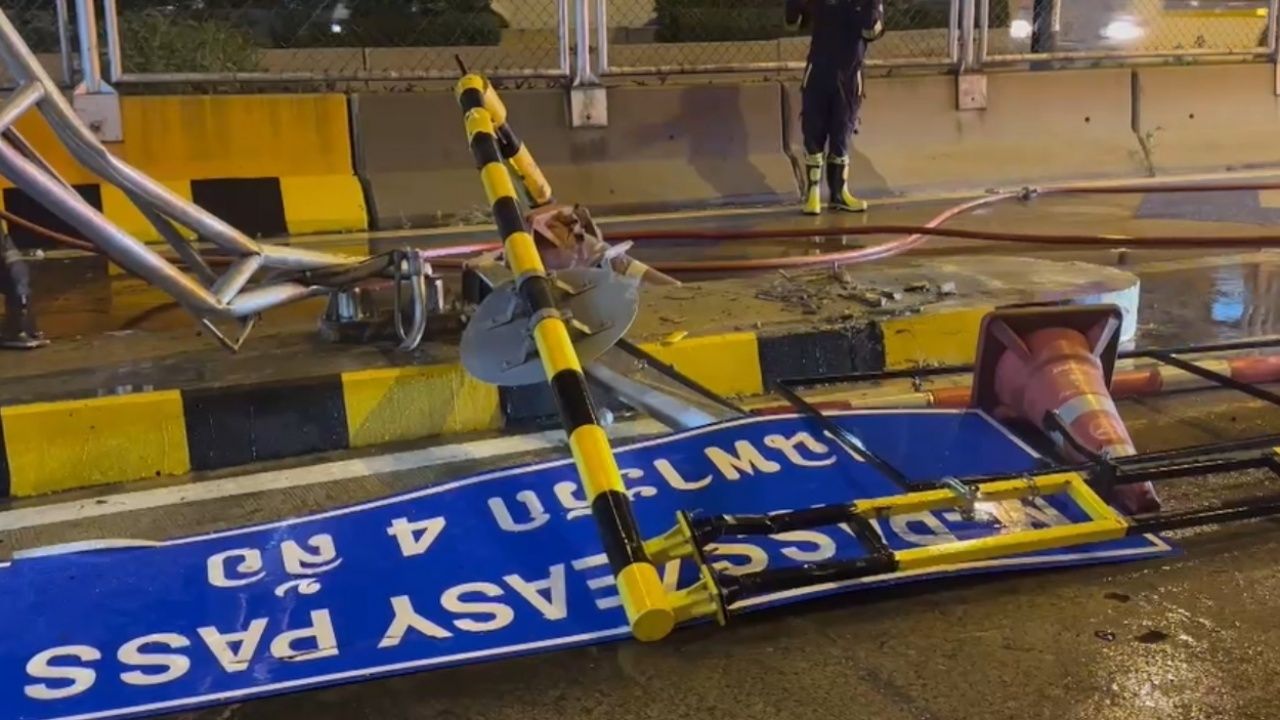 汽车失控撞上护栏翻覆着火 在แจ้งวัฒนะ1收费站前