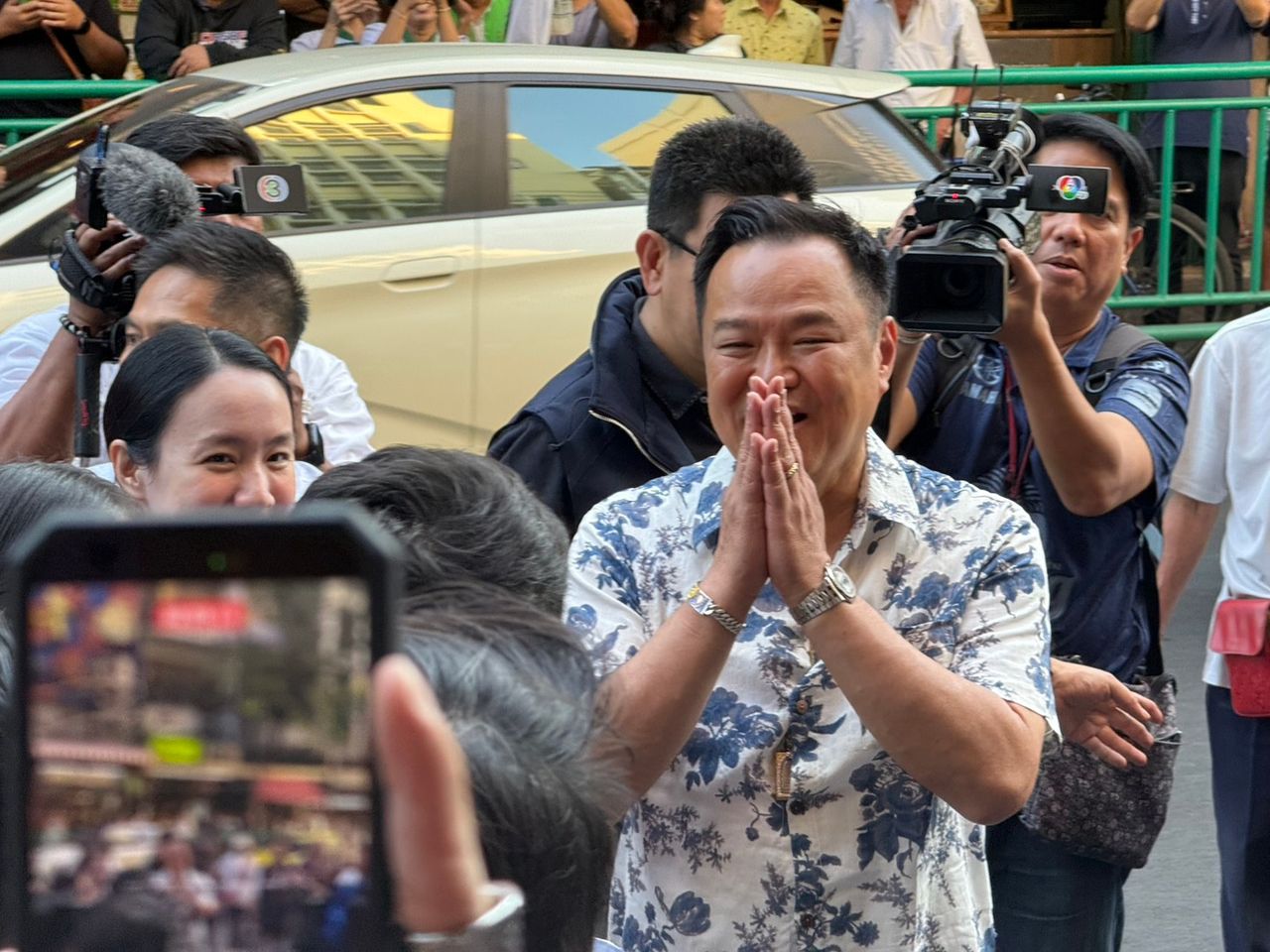 “阿努廷”乘坐轻轨进军暹罗 领导为泰自豪党竞选 民众纷纷拍照 今晚继续前往耀华力