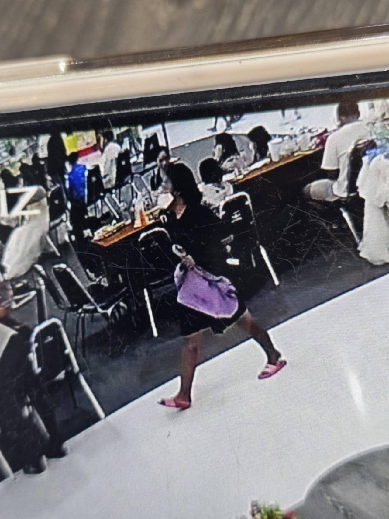 令人痛心！嫌犯盗窃学生学费，孩子为助母唱歌筹款