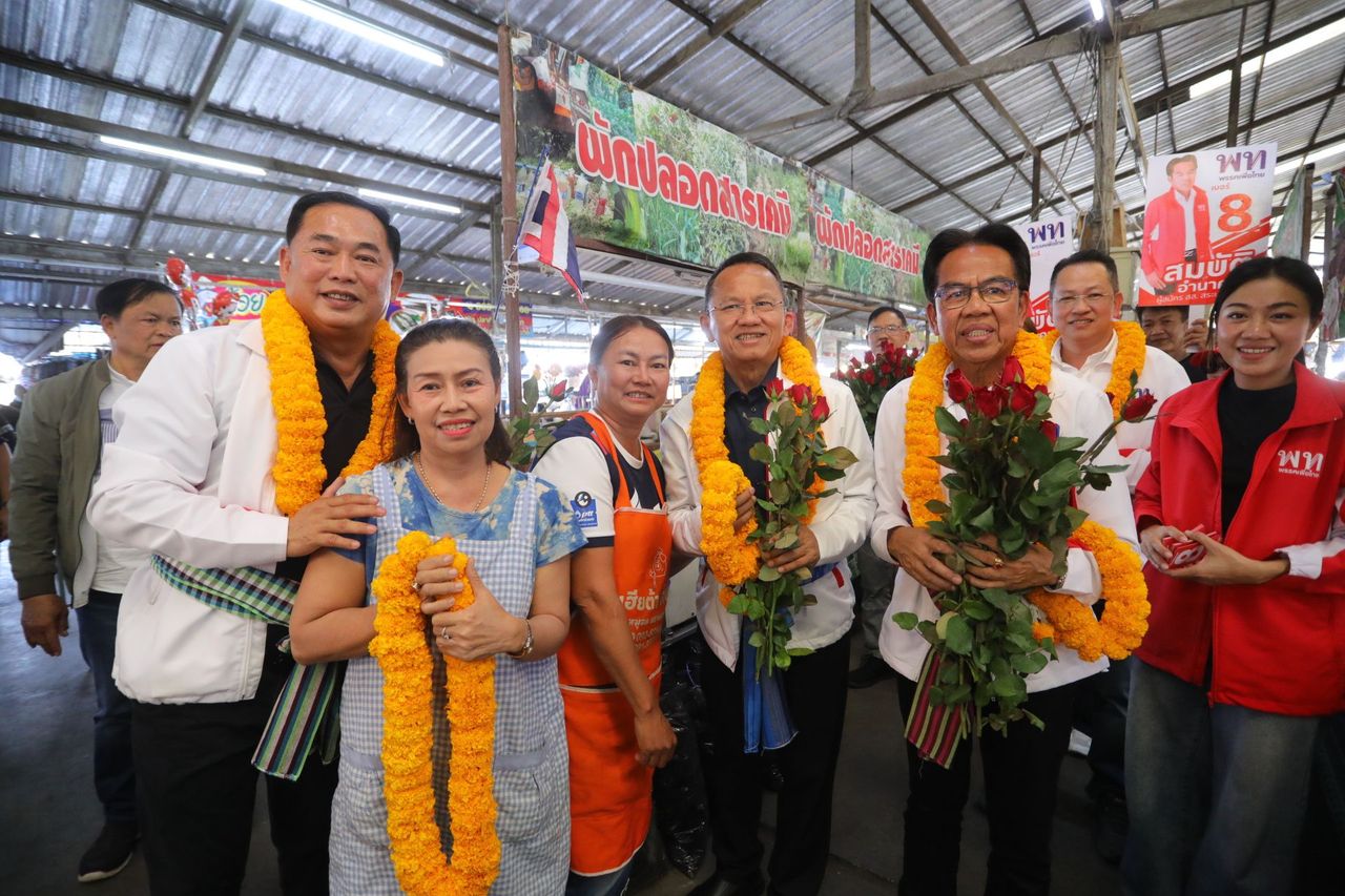 “颂萨盖” 联手“阿努查”在北榄府助选,为为泰党候选人争取支持
