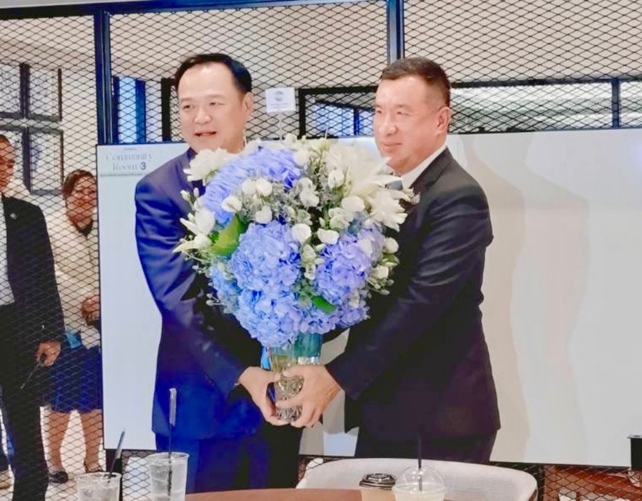 “庞大叔”送花篮祝贺“阿努廷”成为第32任总理