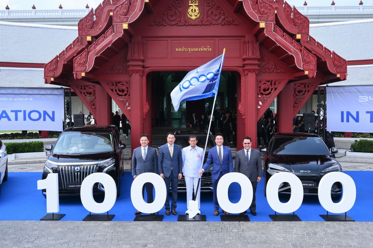 比亚迪向泰国前总理交付泰国第10万辆新能源汽车