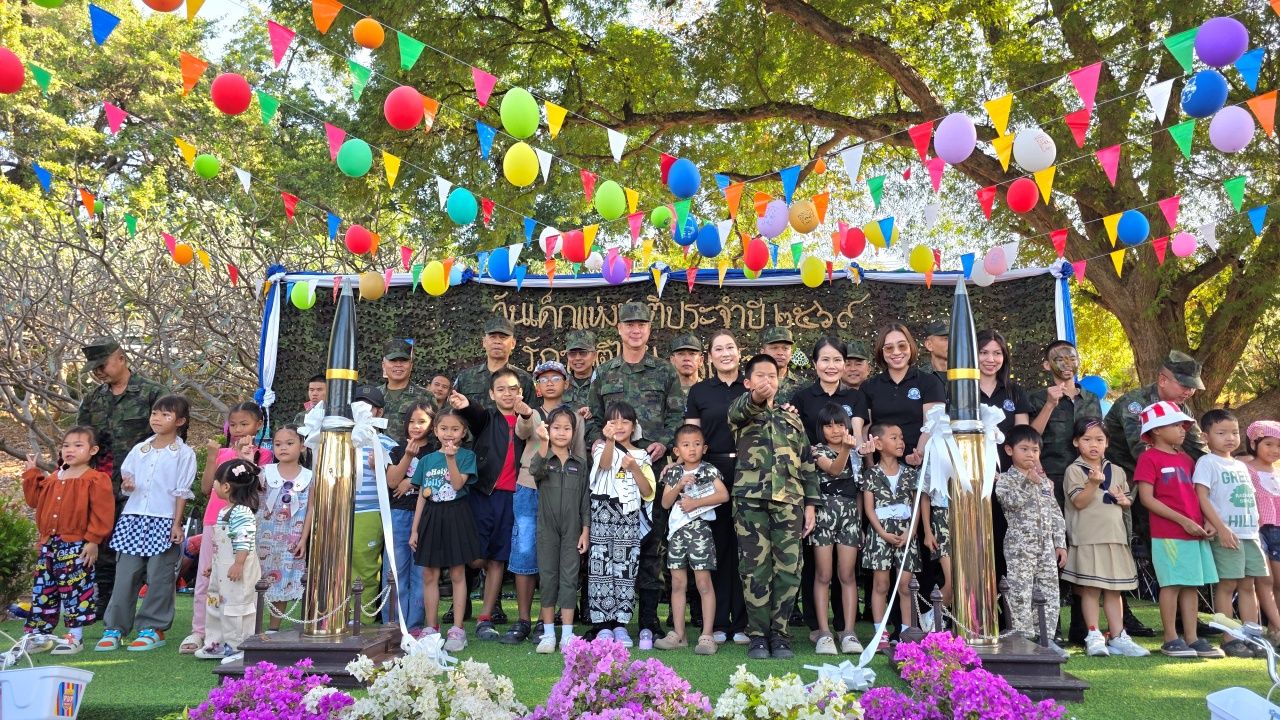 皇家海军儿童节活动在梭桃邑热闹举行，家长带子女积极参与