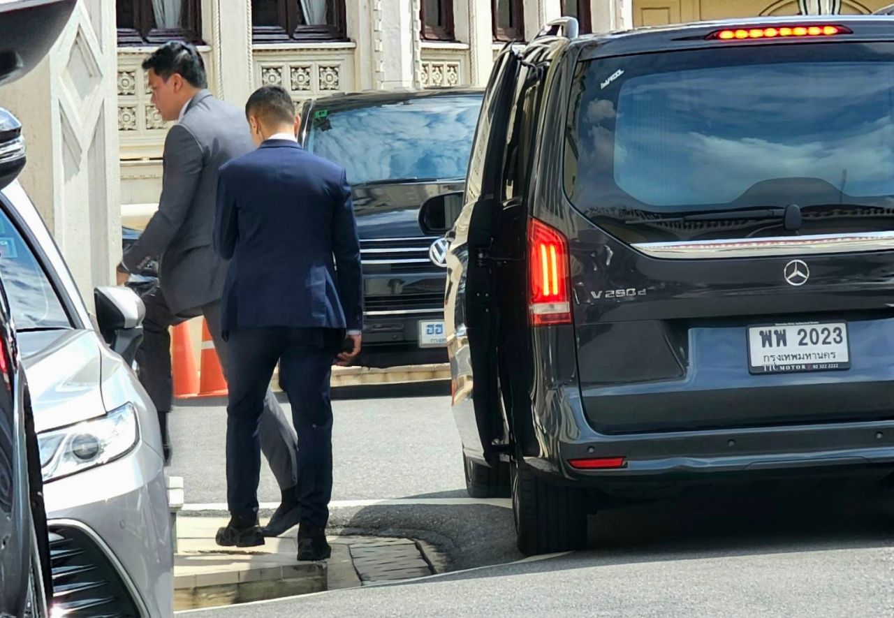 为泰党及联合政府部长进入总理府为“英克总理”加油，期待宪法法院裁决