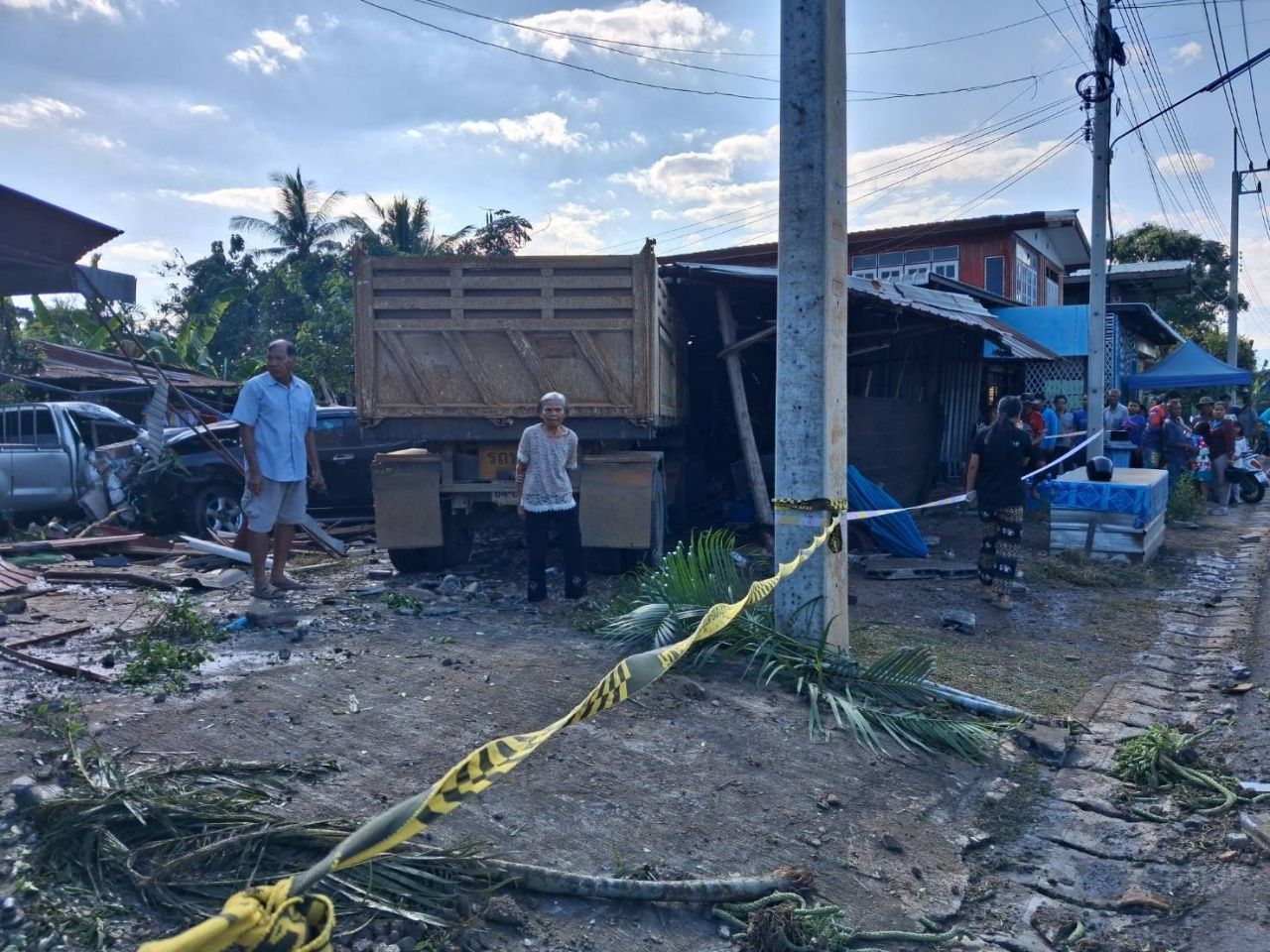 悲剧：卡车冲进房屋撞毁3栋，78岁老妇丧生，1人重伤，司机承认吸毒