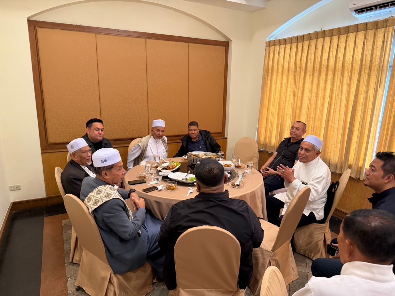 愉快的“阿敏-查仁猜”共进晚餐,明确信号加入信仰自由党